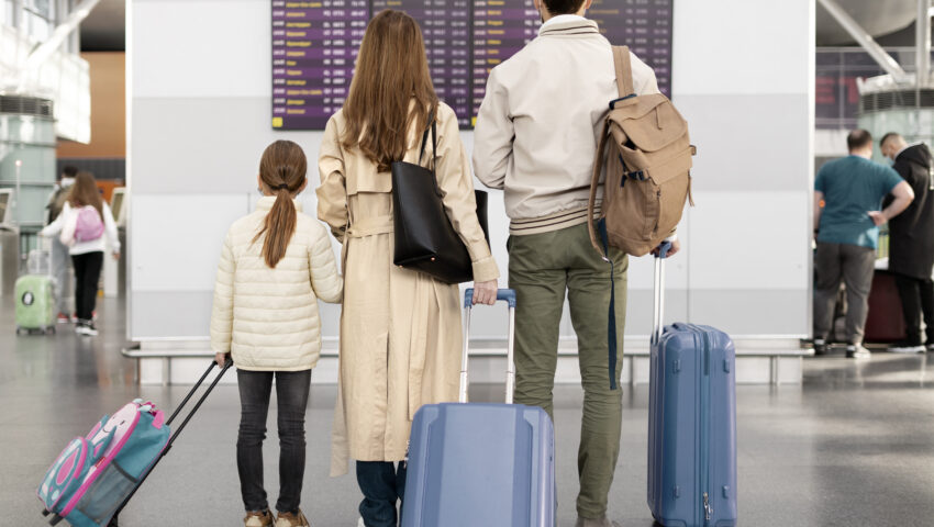 Famiglia con bambini in aeroporto, pronta per partire per una vacanza family-friendly