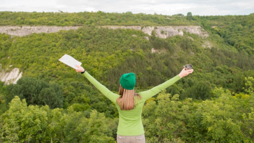 Turista che cerca il contatto con la natura, simbolo del turismo sostenibile ed esperenziale.