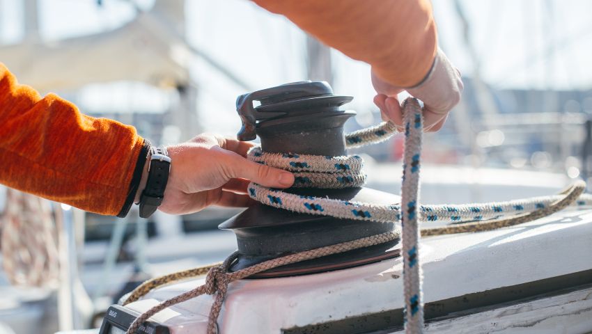 Attraccaggio di un natante durante delle vacanze in barca a vela.