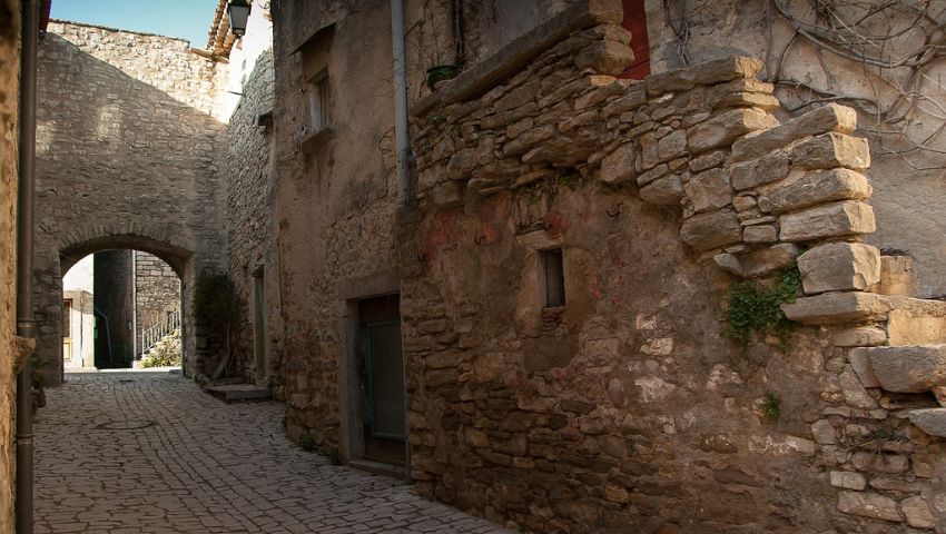 Immagine di un tipico borgo tra le destinazioni italiane meno conosciute.